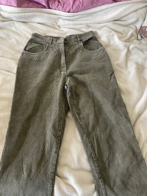 Gröna manchesterbyxor  - Säljer ett par gröna manchesterbyxor från H&M i storlek 38. 