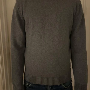Grå stickad tröja från Stenströms - Klassisk grå stickad tröja från Stenströms i tjock merinoull. Använd fåtal gånger. Storlek M, men sitter som S. Chunky Merino Wool Crew, nypris 2500.