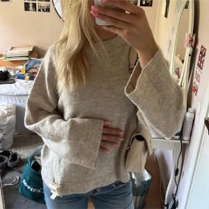 Stickad tröja  - Intressekoll på denna SUPERSNYGGA TRÖJA!💕💕Lånade bilder! Funderar på att sälja den här tröjan för att den inte passar💕