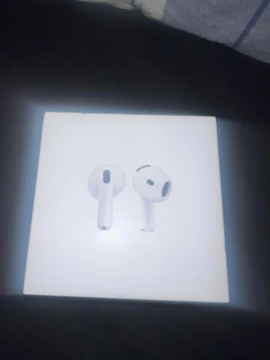 AirPods 4 - Säljer ett par Apple AirPods 4 helt nya använd 2-3 gånger 