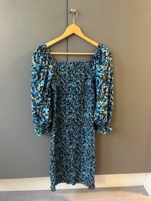 Blå blommig klänning - Säljer denna superfina blå blommiga klänningen💗 