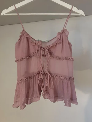 Rosa volangtop från Zara - Supersöt linnetopp från Zara. Den har använts fåtal gånger och har inga defekter ❤️