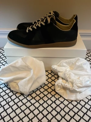 Maison margiela gats svarta - Ett par riktigt feta gats i storlek 45, box och dustbags fås med, skickar samma dag! Lite creases men inge andra fel. Pris kan diskuteras