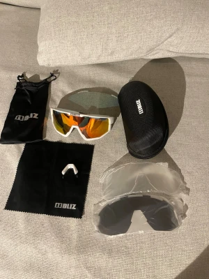 Bliz solglasögon  - Oanvända solglasögon från bliz med ett svart glas, ett klart glas och ett orangetonat glas. Även olika näsor finns