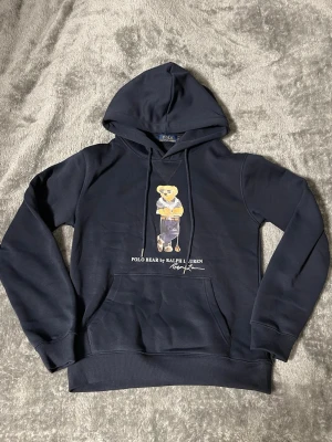Snygg björn hoodie  - Snygg mörkblå björn hoodie, står storlek M men den är S, aldrig använd och taggen kvar, skriv vid frågor!
