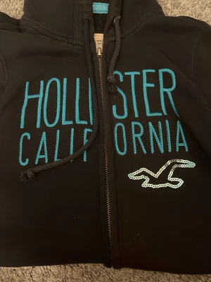 Hollister hoodie  - Hollister hoodie blå! Super fin me snyggt tryck