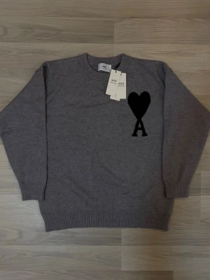Ami paris sweater ~ Small - Denna är helt oanvänd och i nytt skick. Om ni har några frågor är det bara att fråga👌🏽
