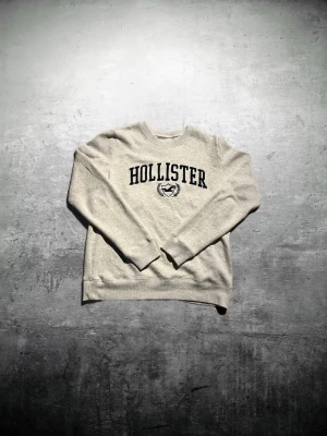 Hollister sweater - Sjukt stilren och fet Hollister sweater i storlek S🔥 bara att höra av er vid minsta funderingar eller vid behov av fler bilder, mvh Olle👋