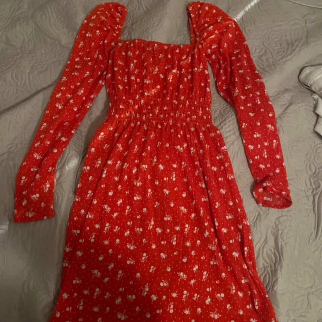Röd blommig klänning 