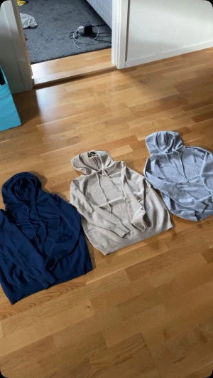 Kashmire hoodies - Kashmire hoodies i grå, beige och mörkblå. Använda fåtal gånger så skicket är bra. Går att köpa dom enskilt. Hör av er vid funderingar!