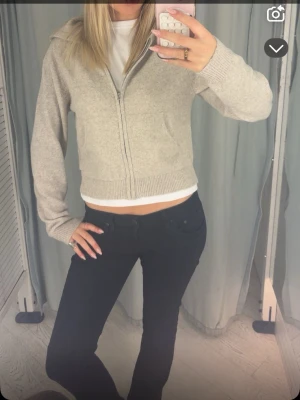 Soft goat liknande hoodie - skit snygg Stickad hoodie, säljer då den ej kommer till användning därav är den i väldigt fint skick 