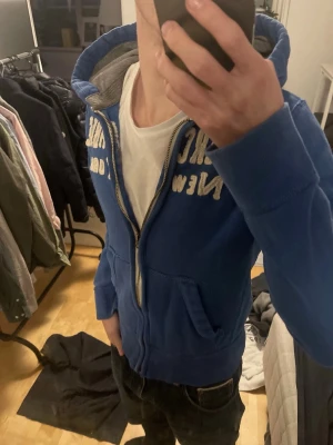 Vintage 2000s Abercrombie zip (muscle fit) - Säljer nu denna sjukt snygga vintage 2000s zip hoodie från Abercrombie & fitch! Fint skick😊 Storlek L på etiketten men passar S perfekt! Skriv vid funderingar 📲