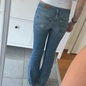 Lågmidjade lee jeans - Lågmidjade vintage lee jeans köpte på Vinted men i mycket bra skicka. Midja35 cm innerben 84cm, obs, har sytt om hålet där knappen går igenom för att det hade töjts ut🤍 inget synligt framifrån när knappen är stängd