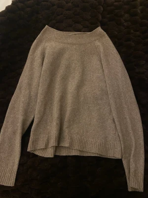 Beige stickad tröja från Vero Moda - Mysig beige stickad tröja från Vero Moda med rund halsringning och ribbade muddar. Tröjan har en avslappnad passform och är perfekt för kyliga dagar. Enkel att matcha med jeans eller kjol för en stilren look.