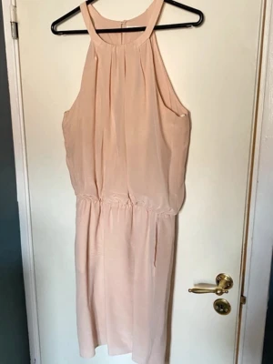 Rosa klänning / pink dress / różowa sukienka - Detta är en rosa klänning från Vera Mont. I bak har klänningen en knapp. Denna klänning har fickor!!(se tredje bilden)  Material: siden och viskos, procent är otydligt 