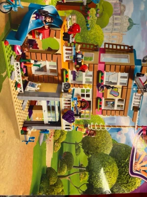 HELT NYTT BYGGKLOSSAR FRIENDS  LEKSAKER Lego  - Nytt, plomberat .vi  fick  i julklapp men säljer vidare min dotter ville ha ett annat undervattens hus. Jag är osäker  exakt  vilket huz det är i förpackningen nu men det är ett större hus ifrån Friends-serien. Bygg klossarna är i normal storlek med lekfull design med figurer och manual.   En hel del klossar i förpackningen. Tror det måste vara 10850. Skickas utan box den gick sönder  min son tog av kartongen men innehållet är kvar helt och plomberat! Fint! 