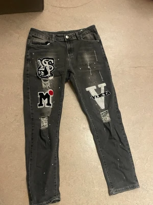 Jeans - Säljer ett par designer jeans, mesta del för bytt still, byxorna sitter perfekt passar både M och S