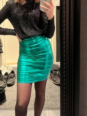 Grön kjol  - Jätte fin grön kjol som är använd under en kväll         Ordinarie pris 299kr