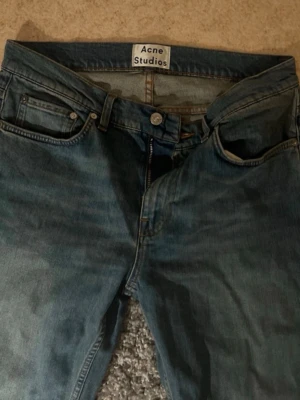Acne Studios Jeans - Säljer ett par klassiska blå jeans från Acne Studios, modell Ace Carter. Jeansen är är bra skick och inga defekter. Säljs för dem används inte mer. Skulle säga dem är slim flit fast lite mer regular under knäet. Mitt pris 199kr. Kontakta mig om du har frågor.