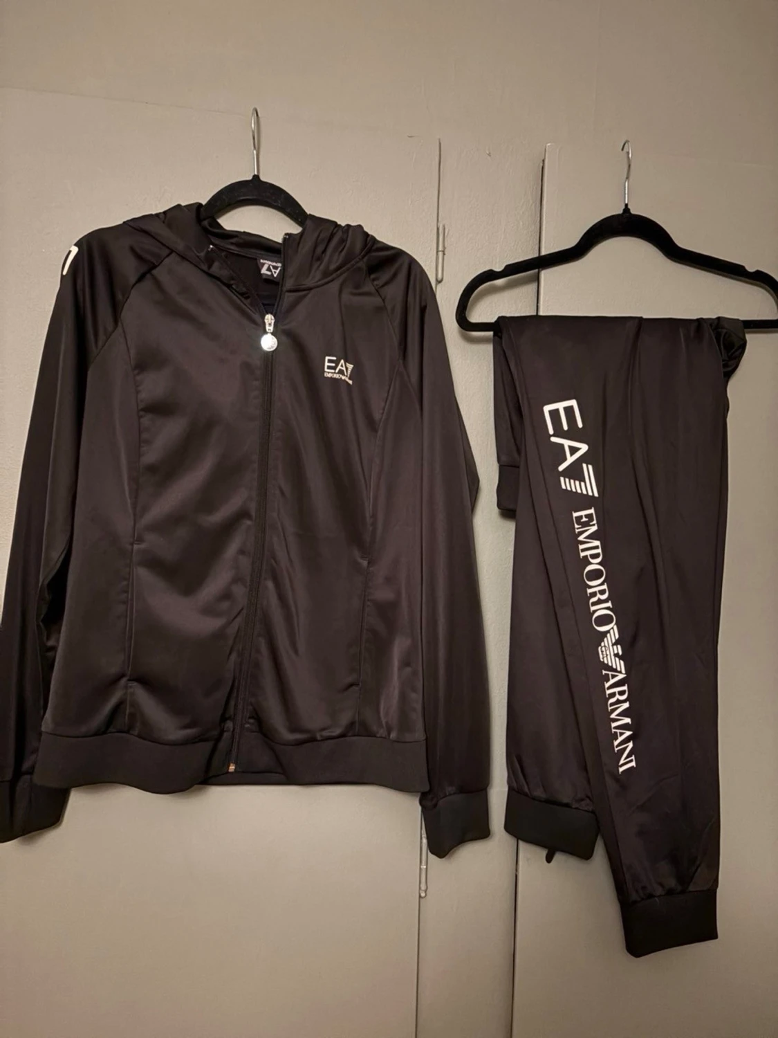 Svarta mjukisbyxor från Emporio Armani
