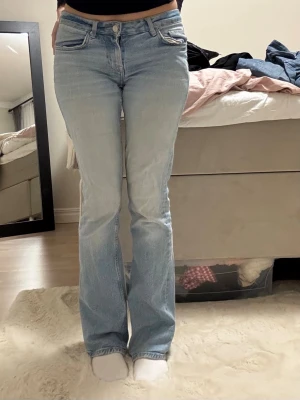 Ljus blåa jeans  - Ljus blåa jeans från bershka säljer då jag har tröttnat på dom. Dom är lågmidjade och lite bootcut🫶