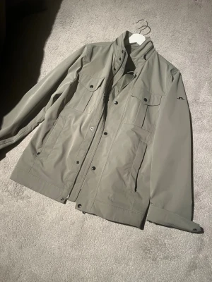 J.Lindeberg jacka - Mycket bra skick, skön och passar true to SIZE. Köpt på Lads. Inga tecken på användning. Storlek S passar även M. Skriv vid frågor!