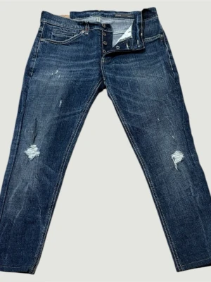 Dondup jeans  - Säljer ett par feta Dondup jeans. Jeansen är i storlek 34 men sitter mer som 32. Personen som bär jeansen är runt 175 och de sitter perfekt med lite häng. Va inte rädd för att ställa frågor!! 