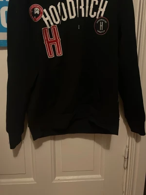 hoodrich hoodie  - skön hoodie som funkar till allt! Storlek XL men sitter mer som L. finns ett litet hål vid fickan men inget som man märker vid användning