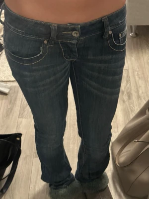 Lågmidjade jeans - superlågmidjade bootcut jeans Är 161cm som referens Midjemått: 36cm Innerben:77cm Grenmått: 16cm Säljer för de inte kommer till användning