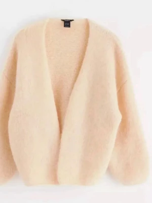 Beige stickad kofta från Lindex - Mysig beige stickad kofta från Lindex i storlek XS/S. Mycket eftertraktad och den är helt slutsåld, därav priset💗💗Har använts och därav lite nopprig. se sista bilden för att de lagad defekt 