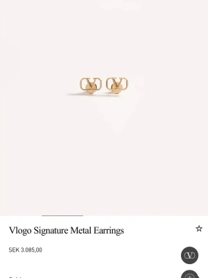 VALENTINO ÖRHÄNGEN GULD - Guldfärgade örhängen från Valentino, använda endast 2 gånger, så dom är nyskick. Beställda från Valentinos hemsida. Dustbag och box medkommer. 
