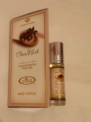 Choco Musk koncentrerad parfym 6ml - Choco Musk från Al-Rehab är en koncentrerad parfymolja i smidig 6 ml flaska. Perfekt för dig som vill ha en unik doft i ett kompakt format. Lätt att ta med i väskan och enkel att applicera.