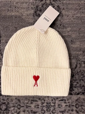 Ami mössor - Säljer 5 stycken Ami mössor i olika schyssta färger! Priser: styck 299kr | alla fem 1199kr | 2 stycken 499| priset kan diskutera, skriv vid frågor elr funderingar samt fler bilder!🤩🤝