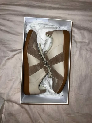 | Beiga Gats | Skick 10/10 | Storlek 43 |  - Endast testade en gång så skick 10/10. Box och kvitto finns. De är riktigt snygga till det mesta och ger av en grisch känsla. Skriv om ni har frågor, funderingar eller prisförslag😁