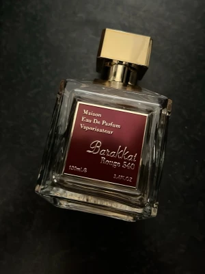  regrettat Rouge 540 EdP 100ml - Barakkat Rouge 540 Eau De Parfum från Fragrance World. Flaskan rymmer 100 ml och har en lyxig design med gulddetaljer. Perfekt för dig som vill sticka ut med en elegant och trendig doft.
