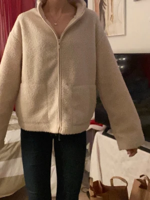 Teddy jacka  - Getty jacka med fickor och lång krage, går att vika undan kragen för att göra den mer luftig. Perfekt som en våt jacka, skyddar mot vind. 