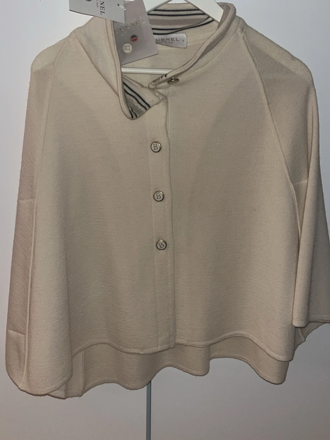Beige väst från Busnel med knappar