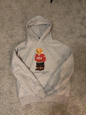  Ralph Lauren grå hoodie - Säljer en grå Ralph Lauren hoodie, den är som helt ny kvalité och är fast även i nytt skick skulle jag säga. Om ni är intresserade skriv privat……. Ni som undrar den är ÄKTA!! Skynda