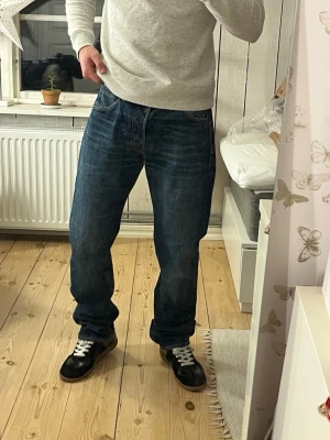 Levi's 501 - Tjenare! Säljer ett par tvär fetta Levis 501 jeans med ruggigt snygga slitningar🔥Jeansen är i storlek W32 L32 och har en rak passform👖vid frågor eller vid behov av fler bilder är det bara att kontakta mig privat, Mvh Olle👋