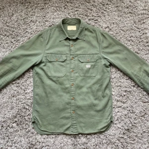 Ralph lauren denim supply overshirt - Säljer denna rikigt feta Ralph lauren denim and supply overshirten som är perfekt för sommarn/våren!⭐️Storlek : M !🙌Skick : 9,5/10!🤝Hör gärna av er om ni har funderingar!👍
