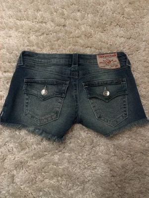 True religion  - Säljer ett par skitsnygga lågmidjade true religion jeans shorts, aldrig användna 💞nypris runt 900 säljer för 500 