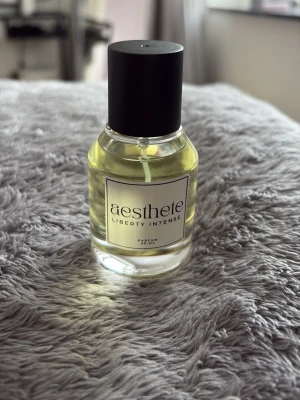 Aesthete Liberty Intense Parfum 40ml - LUKTAR IDENTISKT MED LIBRE INTENSE YSL! Upptäck Aesthete Liberty Intense – en stilren parfym i 40 ml flaska. Perfekt för dig som vill ha en modern och unik doft i din samling. Minimalistisk design som passar alla tillfällen.
