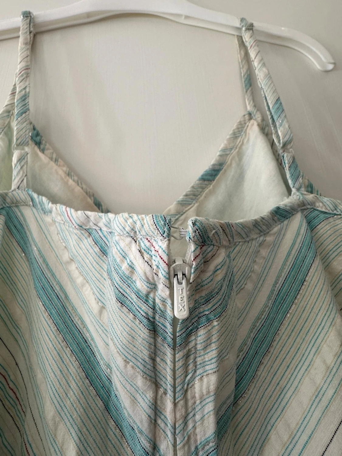 Randig sommarklänning med smala axelband - 4