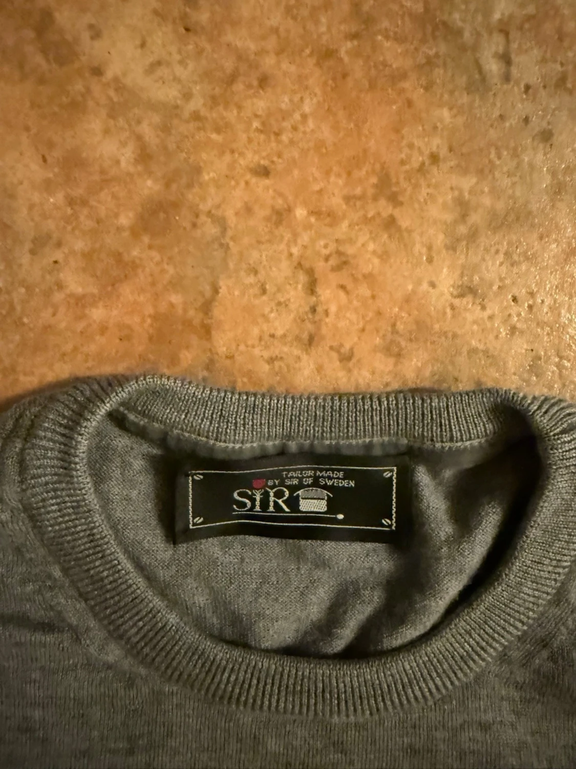 Grå stickad tröja 100% merinoull  - 2