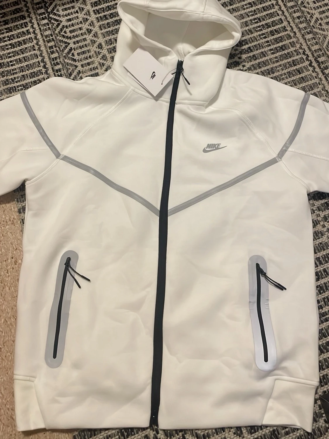 Vit Nike hoodie med reflexdetaljer - 1