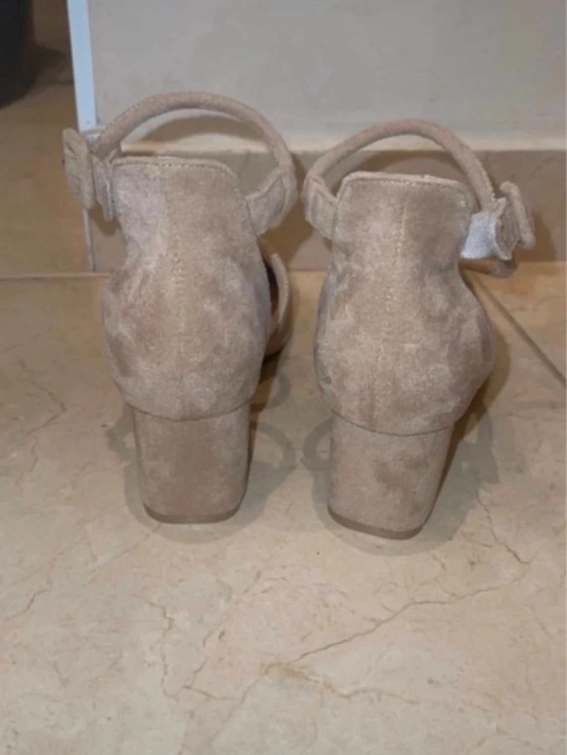 Beige mocka pumps med remmar - 4