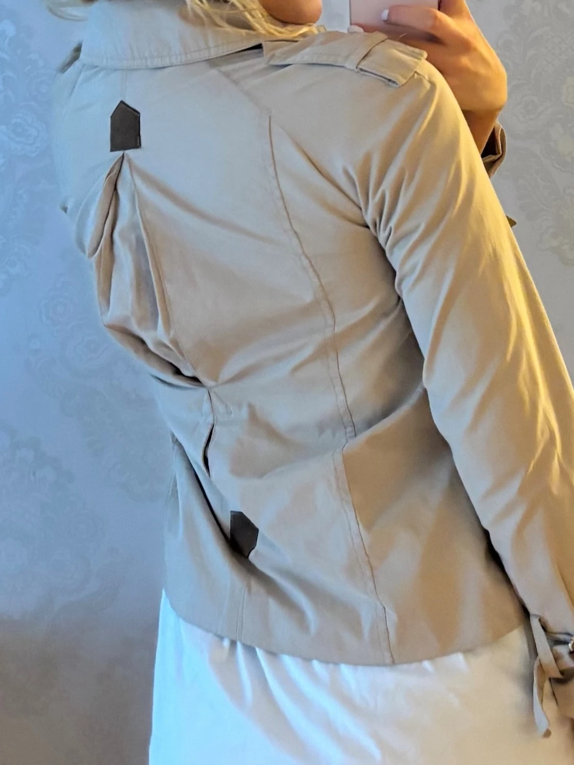 Kort beige trenchcoat med knappar - 1