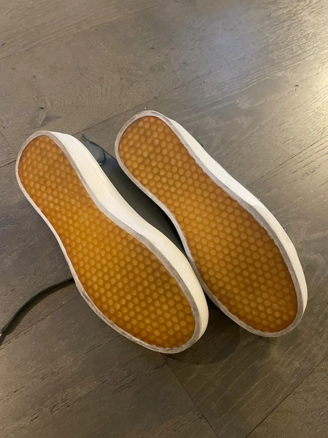 Gråa sneakers med vit sula - 2