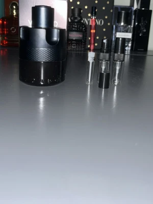 Azzaro the most wanted edp intense sample 1ml/2ml/3ml - Azzaro the most wanted samples 1ml/2ml/3ml. Det här är perfekt för dig som vill testa parfymen men inte vill köpa hela flaskan direkt! Pris: 1ml 20 kr 2ml 40 kr 3ml 60 kr