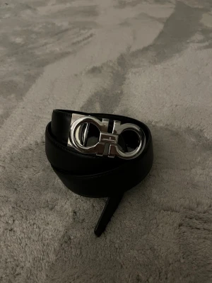 Ferragamo bälte  - Hör av innan köp! Snygg härligt Ferragamo bälte fräsch inför sommaren och vinter, alltid stilig, ny och härligt bälte.